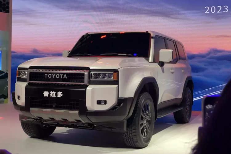 Tại Triển lãm ô tô Quảng Châu 2023, Toyota Land Cruiser Prado 2024 mới đã chính thức ra mắt với khách hàng tại Trung Quốc. Theo kế hoạch, chiếc xe mới sẽ có sẵn để đặt trước trong Lễ hội mùa xuân năm 2024.