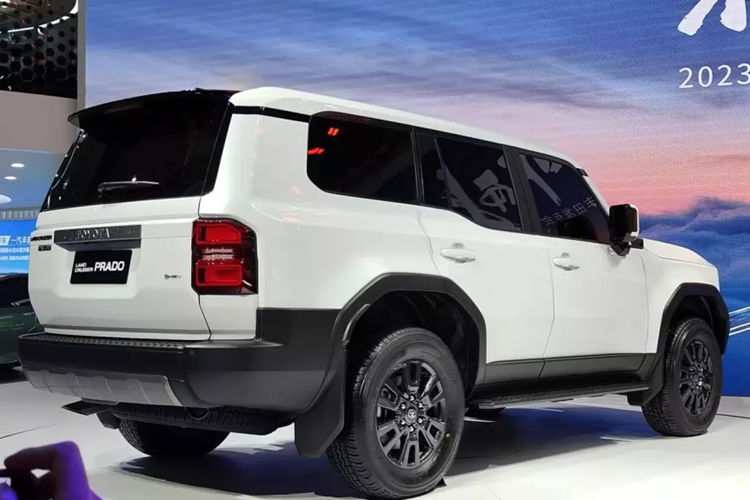 Bên trong xe, chiếc xe mới có thiết kế hiện đại hơn, được trang bị màn hình điều khiển trung tâm 12,3 inch và đồng hồ LCD hoàn toàn, ngoài ra còn cung cấp kết nối/sạc không dây cho điện thoại di động, nguồn điện bên ngoài 2400 watt, đa chức năng.