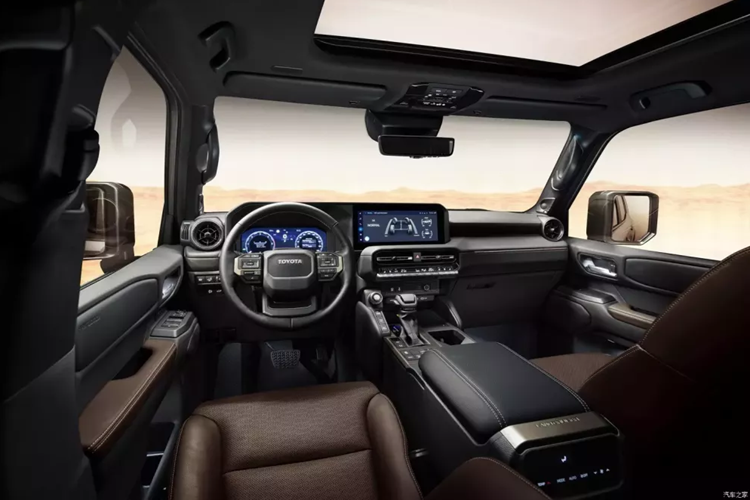 Chiều dài, chiều rộng và chiều cao nội thất của xe lần lượt là 4920mm/1980mm/1860mm, chiều dài cơ sở là 2850mm.