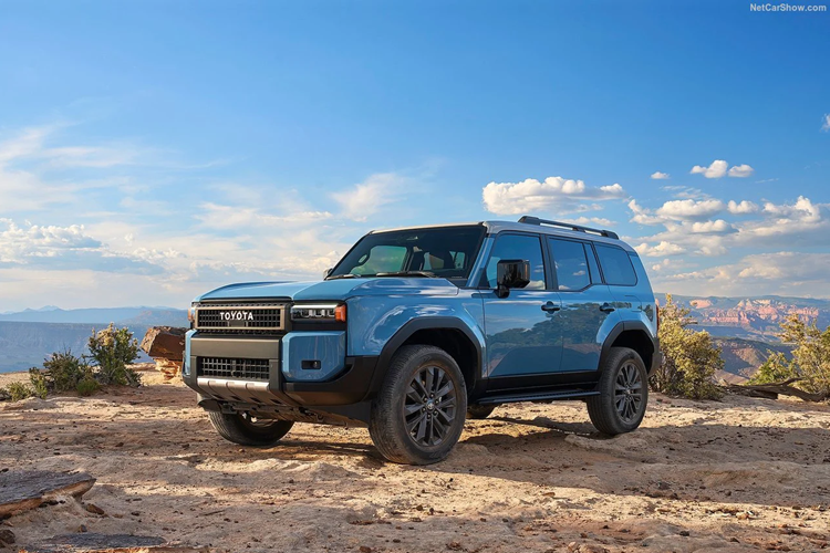 Về hỗ trợ lái xe, xe sẽ được trang bị hệ thống TSS 3.0 đã được cải tiến rất nhiều về mặt chức năng. Về hệ truyền động, phiên bản trong nước được trang bị hệ thống hybrid xăng 2.4T T24A-FTS, kết hợp với hộp số tự động 8 cấp, công suất cực đại 330 mã lực và mô-men xoắn cực đại 630 Nm.