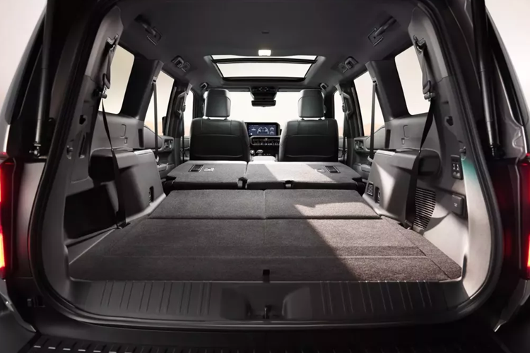 Thiết kế bên hông và phía sau của xe mới cũng trẻ trung hơn, trông cứng cáp và khỏe khoắn hơn so với mẫu xe hiện tại. Góc tiếp cận tối đa của nó là 31 độ, góc thoát tối đa là 22 độ, góc vượt 25 độ và khoảng sáng gầm xe có thể đạt tới 221mm.