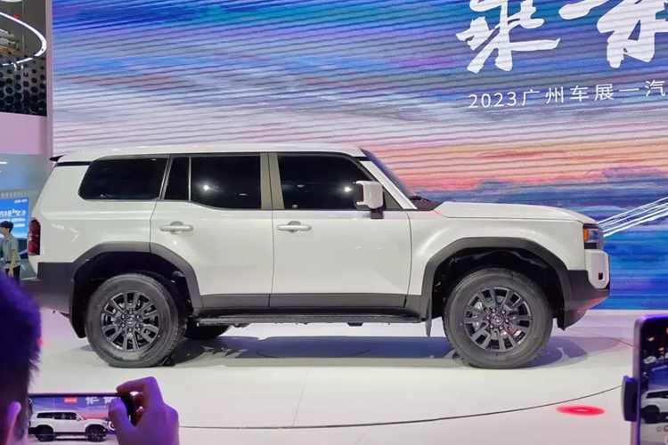 Đáng tiếc là giá xe Toyota Land Cruiser 2024 thế hệ mới tại Trung Quốc không được công bố, chỉ biết rằng, thế hệ mới của Prado khi ra mắt tại Bắc Mỹ với giá khởi điểm từ 50.000 USD, tương đương khoảng 360.000 RMB, khoảng 1,2 tỷ đồng.