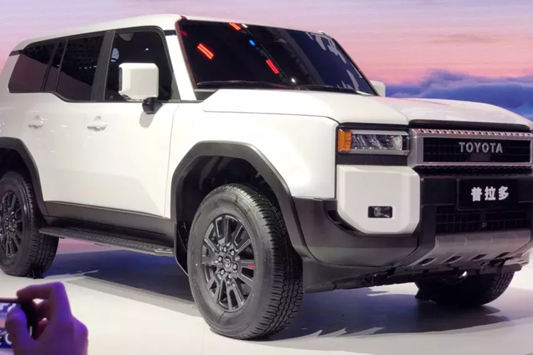 Chiếc xe SUV Toyota Land Cruiser Prado 2024 mới quay trở lại kiểu dáng cổ điển, mang đến hai kiểu dáng để bạn lựa chọn, bao gồm phiên bản thông thường có đèn vuông và phiên bản cổ điển năm 1958 với đèn tròn.