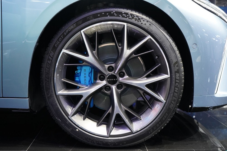 Thân xe có thiết kế liền lạc nhờ tay nắm cửa nằm chìm vào thân xe. Trong khi đó, vành la-zăng có đường kính 21 inch với thiết kế đa chấu hình chữ "Y" và cùm phanh màu xanh dương thể thao.