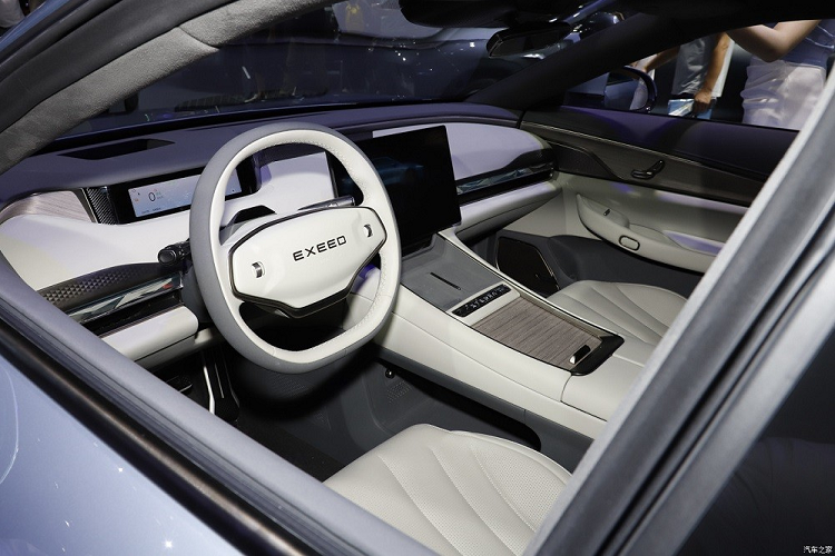 Trên nóc của Sterra ES là cảm biến LiDAR nhằm phục vụ các tính năng an toàn và trợ lái. Ngoài ra, mẫu ô tô điện này còn được trang bị camera xung quanh xe. Bên trong Sterra ES là không gian nội thất bọc da với 2 màu trắng - xám thanh lịch.