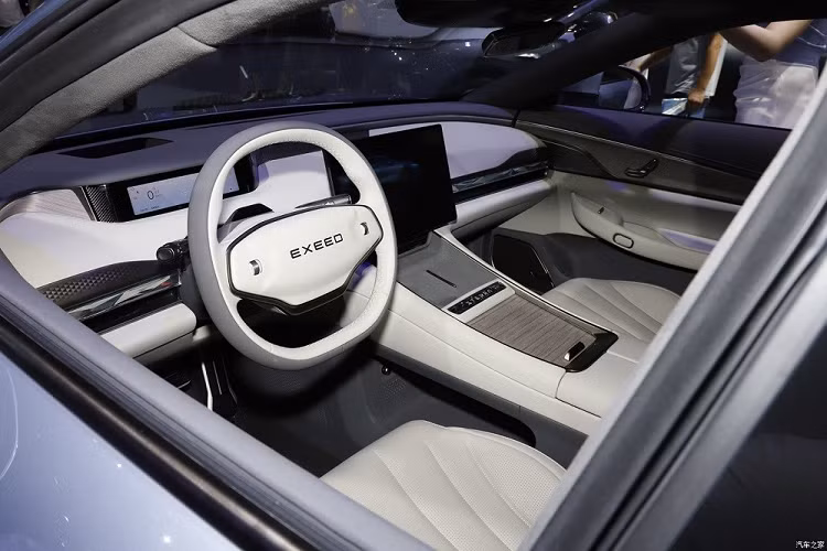 Trên nóc của Sterra ES là cảm biến LiDAR nhằm phục vụ các tính năng an toàn và trợ lái. Ngoài ra, mẫu ô tô điện này còn được trang bị camera xung quanh xe. Bên trong Sterra ES là không gian nội thất bọc da với 2 màu trắng - xám thanh lịch.