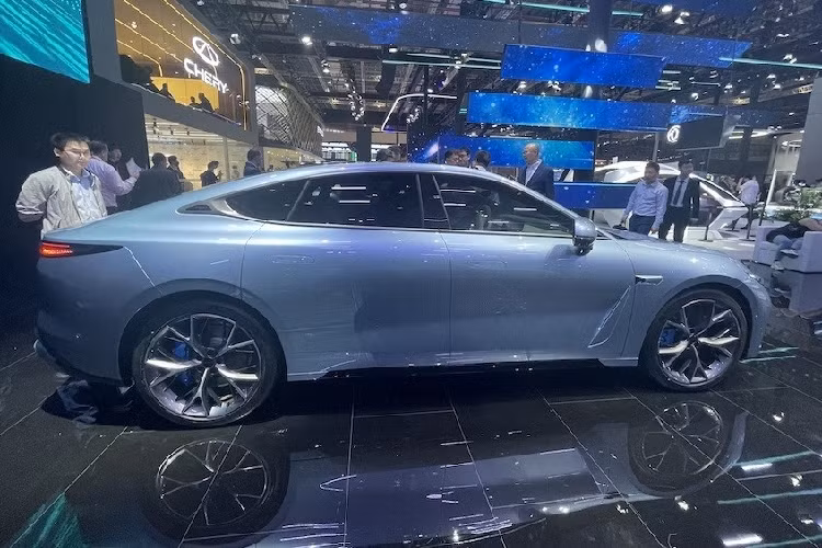 Sterra ES là ôtô điện mang kiểu dáng sedan với kích thước khá lớn, bao gồm dài 4.950 mm, rộng 1.960 mm và chiều dài cơ sở 2.900 mm. Được định vị trong phân khúc sedan thuần điện hạng trung, Sterra ES sẽ là đối thủ mới Tesla Model 3.