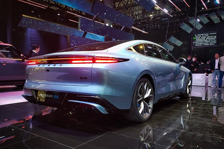 Hiện hãng Chery chưa công bố nhiều thông số kỹ thuật của mẫu sedan thuần điện này. Chỉ biết rằng, xe sở hữu thời gian tăng tốc từ 0-100 km/h trong thời gian 3 giây và quãng đường di chuyển hơn 700 km sau một lần sạc pin nhờ cụm pin do CATL sản xuất. Với công nghệ sạc 800V, xe có thể chạy thêm 150 km sau 5 phút sạc hoặc 300 km sau 13 phút sạc.