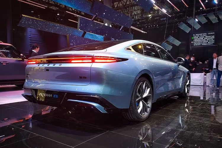 Hiện hãng Chery chưa công bố nhiều thông số kỹ thuật của mẫu sedan thuần điện này. Chỉ biết rằng, xe sở hữu thời gian tăng tốc từ 0-100 km/h trong thời gian 3 giây và quãng đường di chuyển hơn 700 km sau một lần sạc pin nhờ cụm pin do CATL sản xuất. Với công nghệ sạc 800V, xe có thể chạy thêm 150 km sau 5 phút sạc hoặc 300 km sau 13 phút sạc.