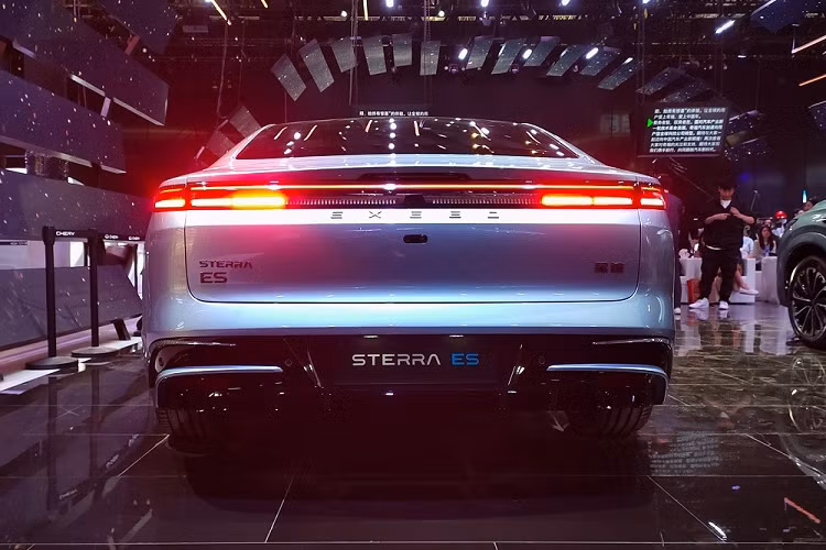 Đằng sau Sterra ES là dải đèn hậu LED nằm vắt ngang, gợi liên tưởng đến xe sang Porsche. Phía trên đèn hậu là cánh gió sau nối mượt mà với phần nóc, mang đến thiết kế fastback cho mẫu sedan thuần điện này. Cửa cốp đi kèm dòng chữ "Exeed" trong khi cản sau sơn màu đen bóng, trang trí bằng 2 nẹp hình chữ "L".
