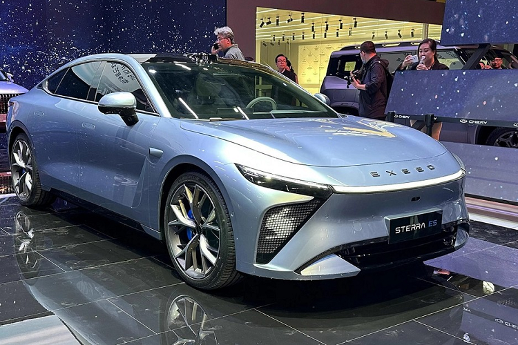 Dự kiến, Sterra ES sẽ chính thức được bày bán tại thị trường Trung Quốc vào quý IV năm nay với giá bán khoảng 200.000 Nhân dân tệ (tương đương 680 triệu đồng). Với phiên bản có hệ thống treo khí nén, giá xe Sterra ES 2023 bán ra từ 250.000 Nhân dân tệ (850 triệu đồng).