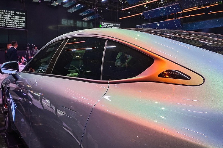 Khi có mặt trên thị trường, Sterra ES có cả phiên bản 1 mô-tơ điện và 2 mô-tơ điện. Trong tương lai, mẫu xe điện này có thể sẽ được trang bị thêm hệ thông đánh lái cầu sau và hệ thống treo khí nén.