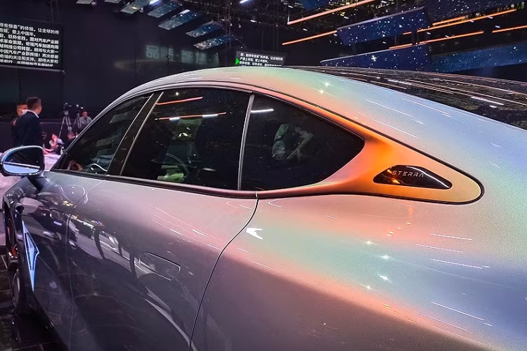 Khi có mặt trên thị trường, Sterra ES có cả phiên bản 1 mô-tơ điện và 2 mô-tơ điện. Trong tương lai, mẫu xe điện này có thể sẽ được trang bị thêm hệ thông đánh lái cầu sau và hệ thống treo khí nén.