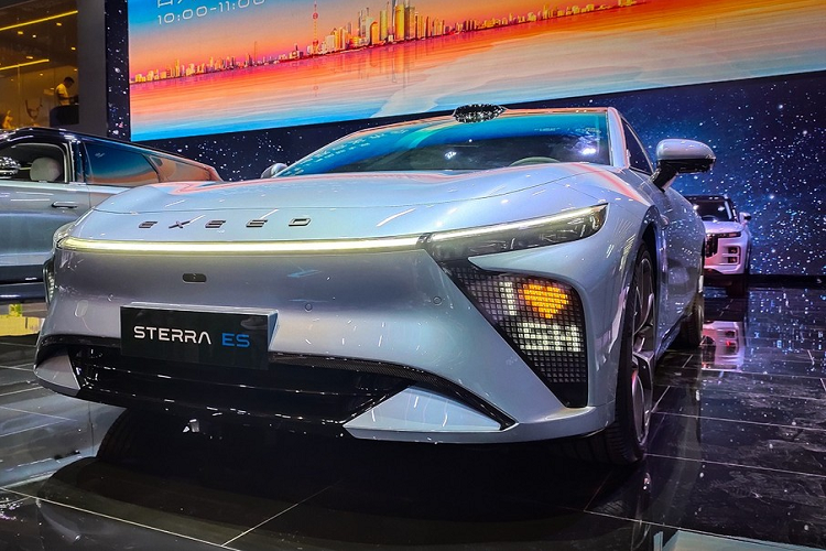 Đặc biệt, ở hai góc đầu xe còn có cụm đèn khá lớn, có thể hiển thị nhiều hình ảnh hoặc thông điệp. Trong khi đó, cản trước của xe đi kèm hốc gió trung tâm hẹp và sơn màu đen bóng. Nhìn bên sườn, Sterra ES khá thấp và không có nhiều đường dập gân.
