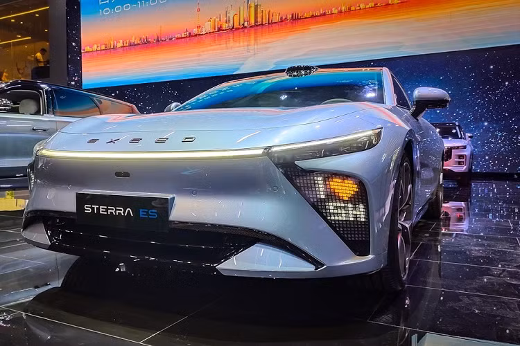 Đặc biệt, ở hai góc đầu xe còn có cụm đèn khá lớn, có thể hiển thị nhiều hình ảnh hoặc thông điệp. Trong khi đó, cản trước của xe đi kèm hốc gió trung tâm hẹp và sơn màu đen bóng. Nhìn bên sườn, Sterra ES khá thấp và không có nhiều đường dập gân.