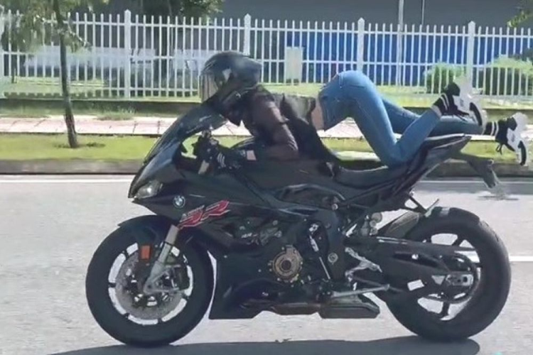 Chiều 9/10, Công an TP Thủ Đức cho biết đơn vị này đã phối hợp Công an phường Thủ Thiêm lập biên bản phạt Trần Thị Ngọc Trinh (người mẫu/diễn viên, trú tại TP Thủ Đức), vì Ngọc Trinh vi phạm luật an toàn giao thông.