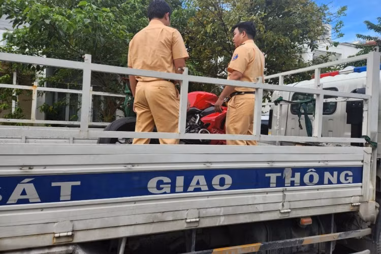 Do Ngọc Trinh bị thương, không thể đến trụ sở công an, nên tổ Cảnh sát giao thông (CSGT) đã đến tận nhà người mẫu này để làm việc. Cô thừa nhận đầu tháng 10 đã nhiều ngày tập lái môtô phân khối lớn ở các tuyến đường vắng trong khu đô thị mới Thủ Thiêm, phường Thủ Thiêm và Khu công nghệ cao.