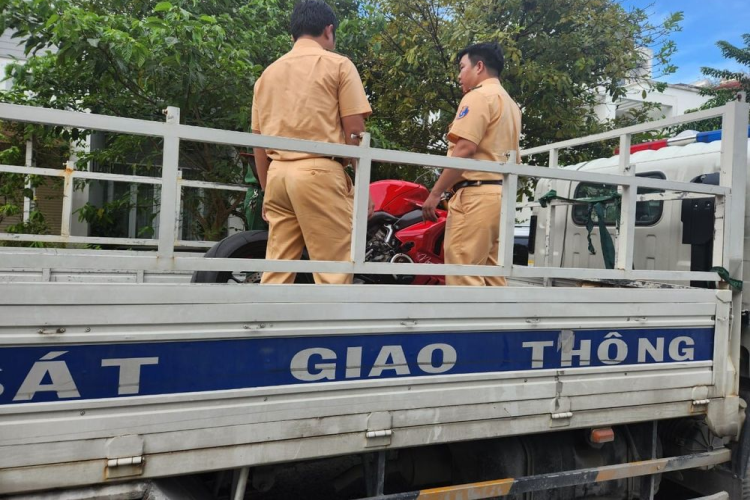 Do Ngọc Trinh bị thương, không thể đến trụ sở công an, nên tổ Cảnh sát giao thông (CSGT) đã đến tận nhà người mẫu này để làm việc. Cô thừa nhận đầu tháng 10 đã nhiều ngày tập lái môtô phân khối lớn ở các tuyến đường vắng trong khu đô thị mới Thủ Thiêm, phường Thủ Thiêm và Khu công nghệ cao.