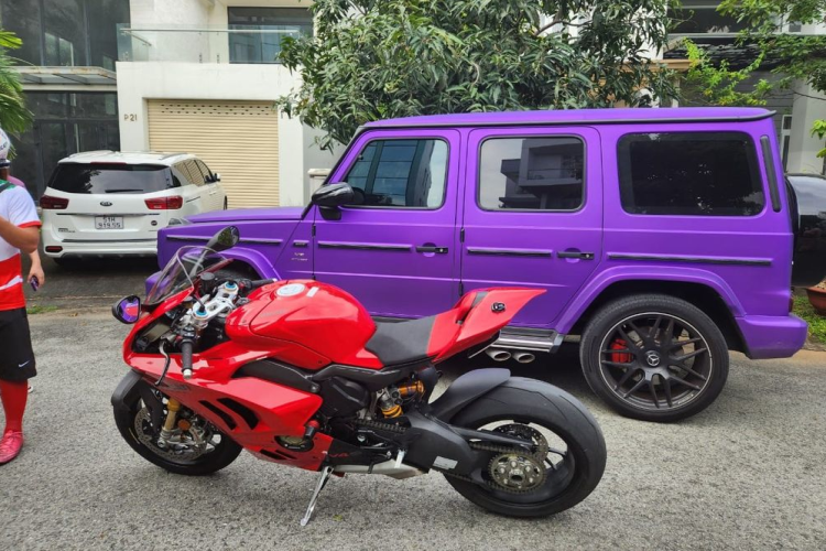 Sau khi xác minh thông tin, lực lượng chức năng cho biết, đoạn đường Ngọc Trinh bỏ tay điều khiển môtô phân khối lớn là đường nội bộ, trên đường Trần Bạch Đằng (phường Thủ Thiêm, thành phố Thủ Đức).