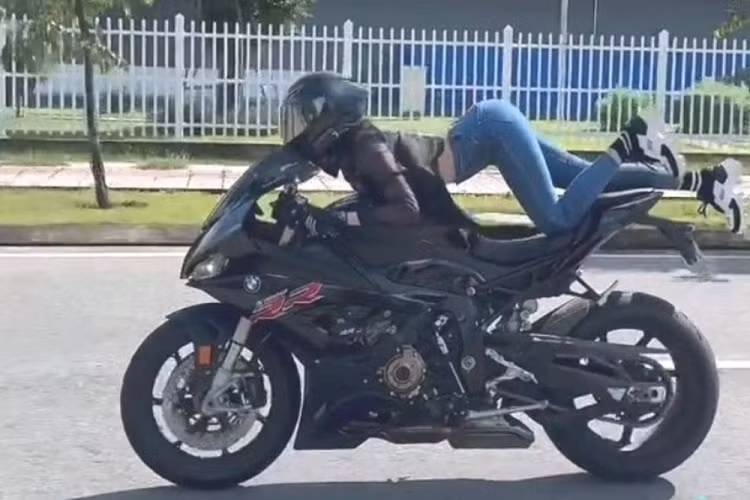 Chiều 9/10, Công an TP Thủ Đức cho biết đơn vị này đã phối hợp Công an phường Thủ Thiêm lập biên bản phạt Trần Thị Ngọc Trinh (người mẫu/diễn viên, trú tại TP Thủ Đức), vì Ngọc Trinh vi phạm luật an toàn giao thông.