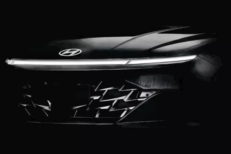 Khu vực đầu xe nổi bật với dải đèn LED chạy dài giống Stargazer. Phần nắp capo của mẫu xe sedan Hyundai Accent 2023 khá thấp, hệ thống lưới tản nhiệt có kiểu dáng giống với Elantra.