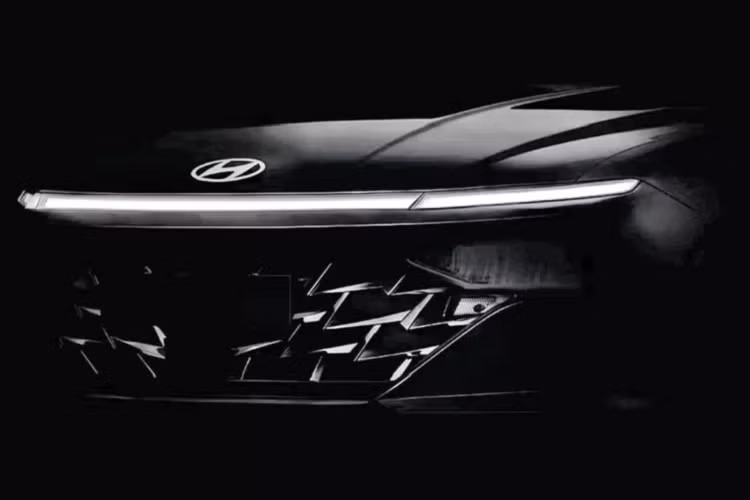 Khu vực đầu xe nổi bật với dải đèn LED chạy dài giống Stargazer. Phần nắp capo của mẫu xe sedan Hyundai Accent 2023 khá thấp, hệ thống lưới tản nhiệt có kiểu dáng giống với Elantra.