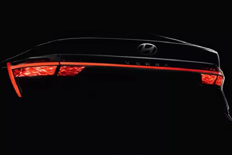 Xe sẽ đi kèm với hệ dẫn động cầu trước. Đi kèm với đó là tùy chọn hộp số sàn 6 cấp hoặc biến thiên vô cấp CVT hoặc 7 cấp ly hợp kép... Các thông tin khác của Hyundai Accent 2023 vẫn chưa được tiết lộ.