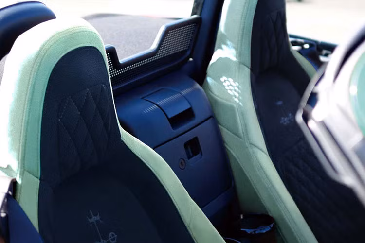 Nội thất sẽ có màu "tông xuyệt tông" với sơn ngoại thất. Bên cạnh đó là ghế có tính năng sưởi, hệ thống kiểm soát hành trình, tính năng nhận biết biển báo giao thông, hệ thống định vị và đầu đĩa CD/DVD.