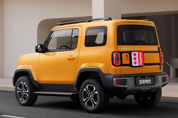 Xe cũng có baga nóc, hốc bánh mở rộng, vành hợp kim 15 inch, đuôi xe thẳng đứng, đèn hậu nằm dọc và cửa cốp mở sang ngang. Ở thị trường Trung Quốc, mẫu xe này thậm chí có cả màn hình Car-watch nằm trên đuôi xe để hiển thị thông điệp dành cho người đi phía sau.