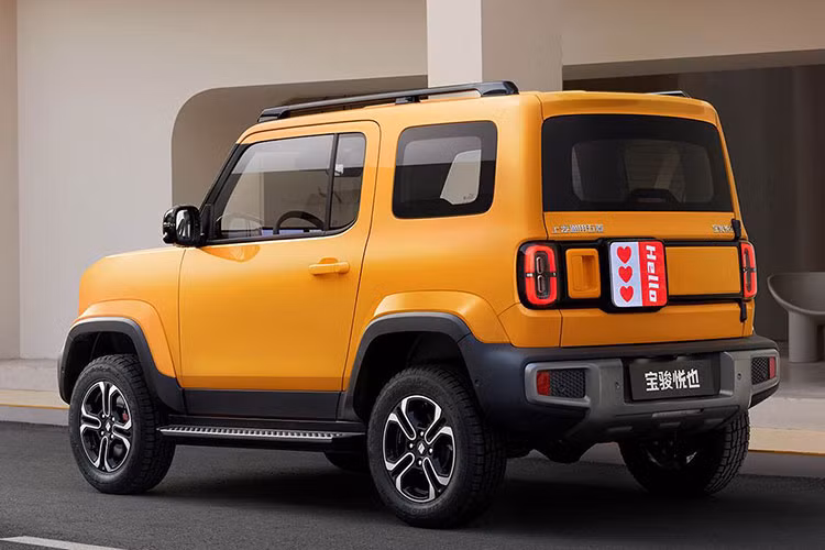 Xe cũng có baga nóc, hốc bánh mở rộng, vành hợp kim 15 inch, đuôi xe thẳng đứng, đèn hậu nằm dọc và cửa cốp mở sang ngang. Ở thị trường Trung Quốc, mẫu xe này thậm chí có cả màn hình Car-watch nằm trên đuôi xe để hiển thị thông điệp dành cho người đi phía sau.