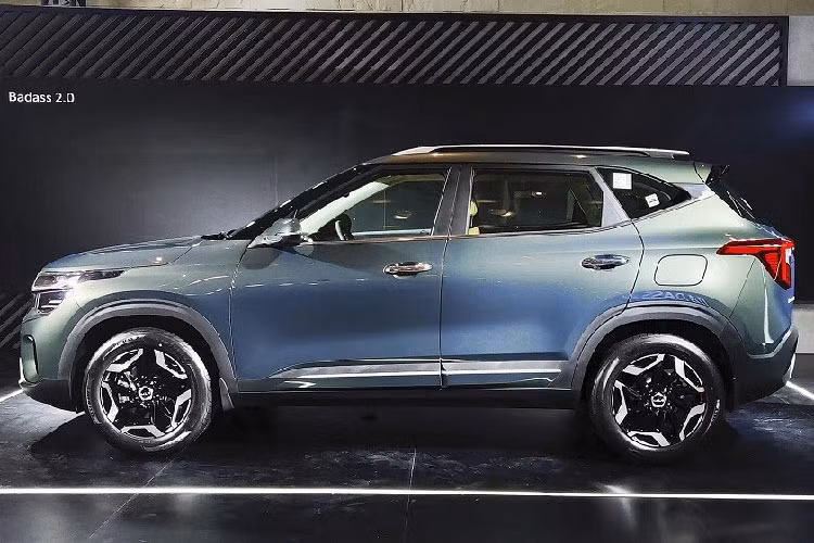 Bên cạnh đó là 6 túi khí tiêu chuẩn, hệ thống cảnh báo áp suất lốp, cân bằng điện tử và hỗ trợ khởi hành ngang dốc. Ngay cả động cơ của mẫu SUV cỡ B này ở Ấn Độ cũng được thay đổi.