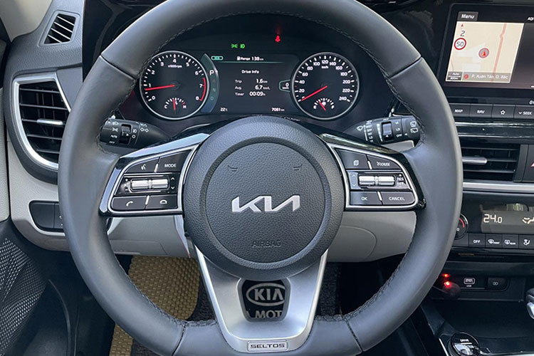 Những trang bị đáng chú ý khác của mẫu SUV cỡ B này bao gồm cần gạt nước tự động, camera 360 độ, điều hòa tự động 2 vùng, cửa sổ trời toàn cảnh Panorama, màn hình hiển thị thông tin kính lái HUD 8 inch...