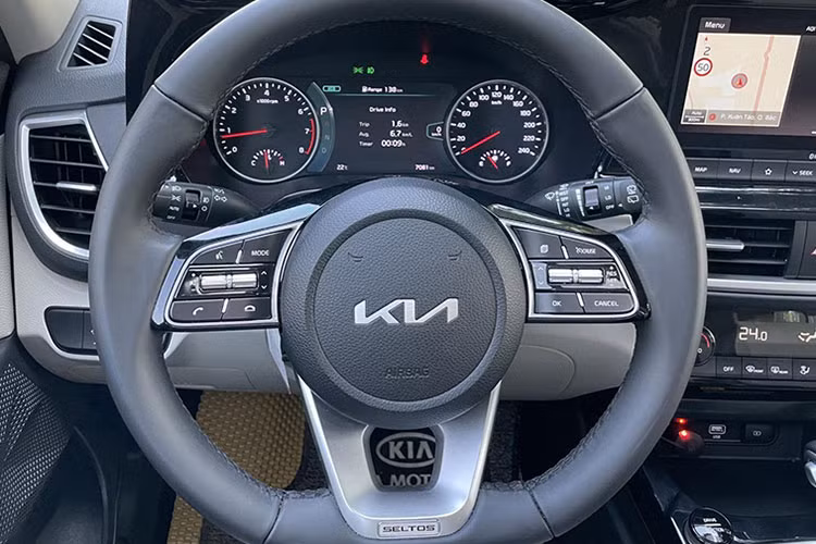 Những trang bị đáng chú ý khác của mẫu SUV cỡ B này bao gồm cần gạt nước tự động, camera 360 độ, điều hòa tự động 2 vùng, cửa sổ trời toàn cảnh Panorama, màn hình hiển thị thông tin kính lái HUD 8 inch...