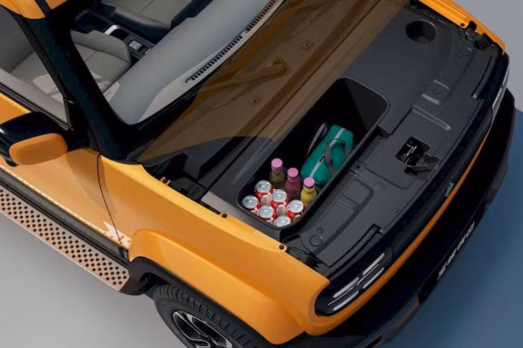 Bên cạnh đó, mẫu xe này còn có hàng loạt ngăn chứa đồ tiện dụng, điều hòa 2 chiều tự động và hệ thống lọc không khí tiêu chuẩn. Cần gạt mưa tự động, chìa khóa thông minh, tính năng điều khiển từ xa, ra lệnh bằng giọng nói và kính cửa sổ chống kẹt cũng được trang bị cho xe.