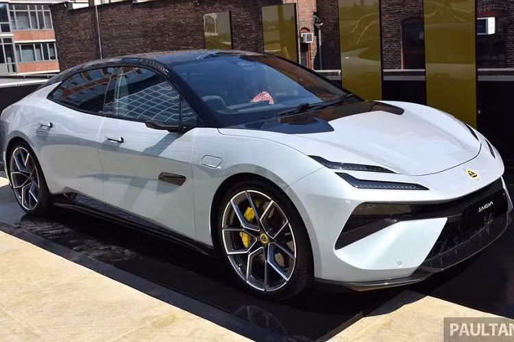 Sau 1,5 năm ra mắt mẫu SUV thuần điện Eletre, thương hiệu Lotus tiếp tục vén màn một sản phẩm mới mang tên Emeya. Tương tự Eletre, Lotus Emeya 2024 mới cũng là ôtô điện nhưng mang kiểu dáng sedan thay vì SUV. Ra mắt trong sự kiện tổ chức ở New York, Mỹ, Lotus Emeya được hãng gọi là xe GT (grand tourer) hiệu suất cao.