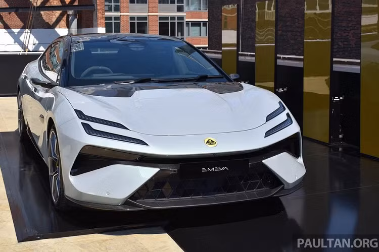 Ngoài ra, Lotus Emeya còn được trang bị cụm pin có dung lượng 102 kWh, thấp hơn con số 112 kWh của đàn anh Eletre. Hiện hãng Lotus chưa công bố quãng đường di chuyển sau một lần sạc đầy pin của mẫu sedan mới. Trong khi đó, Lotus Eletre sở hữu phạm vi di chuyển lên đến 600 km, theo chu trình thử nghiệm WLTP.