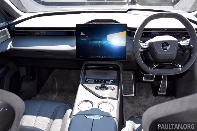 Trong khi đó, trên cửa có 2 màn hình nhỏ để hiển thị hình ảnh do camera kỹ thuật số thu được. Bên cạnh đó là những chi tiết ốp nội thất bằng nhôm PVD, chất liệu Alcantara, nỉ PU và da Nappa. Để phù hợp với xu hướng, xe còn dùng một số vật liệu tái chế như nỉ thải từ ngành công nghiệp dệt và thời trang.