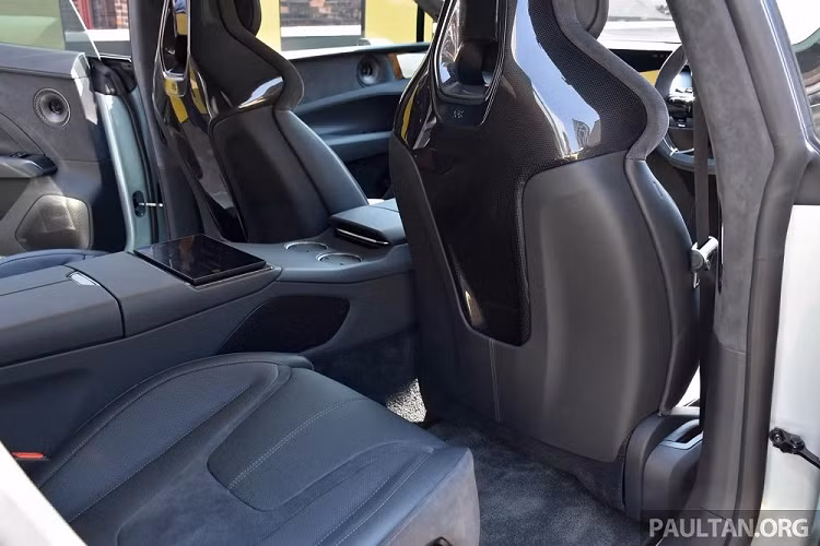 Theo hãng Lotus, việc tận dụng chất liệu nỉ này chẳng những giúp giảm phát thải mà còn giảm trọng lượng cho xe so với dùng da. Dự kiến, Lotus Emeya sẽ chính thức được sản xuất từ năm sau. Giá xe Lotus Emeya 2024 hiện vẫn chưa được hé lộ. Các đối thủ nhắm đến của Lotus Emeya chính là Porsche Taycan và Audi e-Tron GT - cặp đôi ôtô điện hiện đang được bán tại Việt Nam - nên giá dự kiến sẽ không quá rẻ.