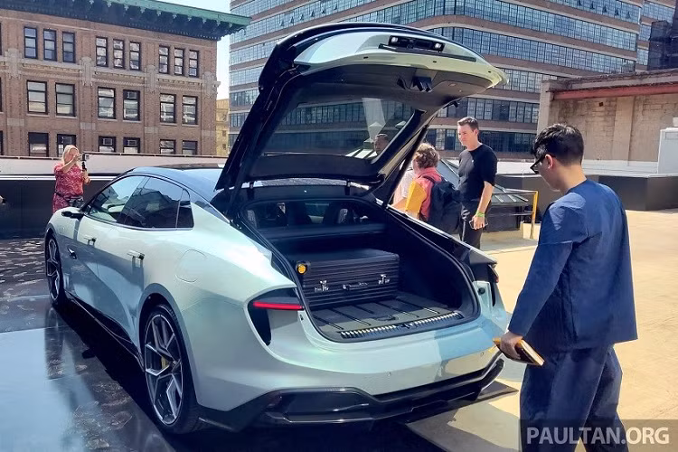 Được phát triển dựa trên cơ sở gầm bệ Electric Premium Architecture (EPA) của Lotus giống đàn anh Eletre, Emeya cũng có những công nghệ như cấu trúc 800V, cho phép rút ngắn thời gian sạc đầy pin. Hãng Lotus cho biết với bộ sạc nhanh DC 350 kW, xe có thể chạy thêm 150 km sau 5 phút sạc. Thời gian tăng dung lượng pin từ 10% lên 80% bằng bộ sạc nhanh là khoảng 18 phút.