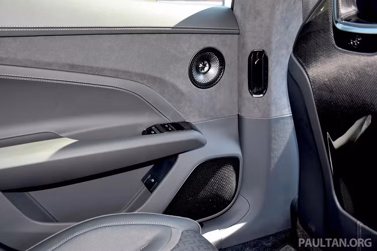 Bên trong Lotus Emeya là không gian nội thất khá giống với Eletre. Xe cũng được trang bị màn hình cảm ứng trung tâm OLED... Bệ tì tay trung tâm của xe kéo dài xuống hàng ghế sau và tích hợp 4 giá để ly. Phía sau còn có thêm màn hình để hành khách chỉnh các tính năng của xe.