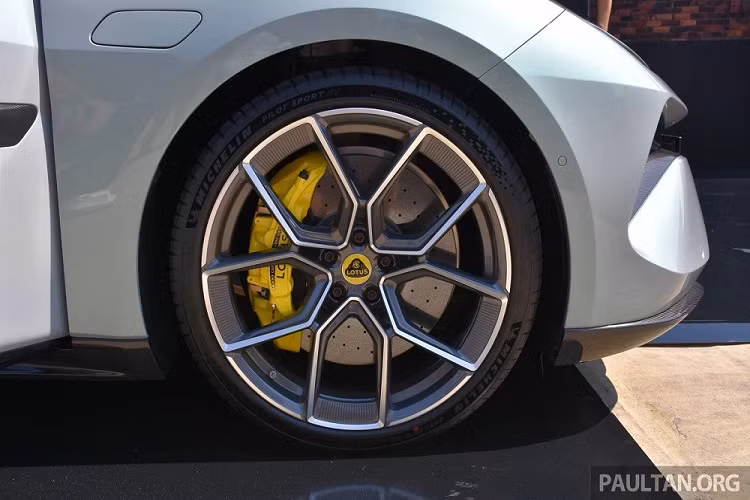 Trong khi đó, cụm đèn hậu của xe được nối với nhau bằng dải đèn mỏng ở giữa. Tạo hình bên trong đèn hậu của mẫu ô tô điện này khá giống SUV hạng A Hyundai Casper hiện đang bán tại Hàn Quốc. Trang bị ấn tượng tiếp theo của Lotus Emeya là hệ thống treo khí nén điều khiển điện tử, có thể phát hiện điều kiện mặt đường phía trước với tần suất 1.000 lần/giây và tự động điều chỉnh xe để mang đến cảm giác lái mượt nhất.