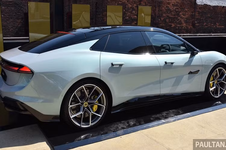 Để xứng đáng với danh xưng này, mẫu sedan điện Lotus Emeya 2024 được trang bị 2 mô-tơ điện với công suất tổng cộng 905 mã lực và mô-men xoắn cực đại 985 Nm ở phiên bản R cao cấp nhất. Nhờ đó, Lotus Emeya có thể tăng tốc từ 0-100 km/h trong thời gian chỉ 2,78 giây và đạt vận tốc tối đa 256 km/h.