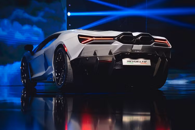 Tuy nhiên, đại diện hãng Lamborghini khẳng định 2 thông số này của xe sẽ giảm 30% so với đàn anh Aventador Ultimae. Vì là xe PHEV nên Lamborghini Revuelto cũng nặng hơn Aventador. Để giảm trọng lượng cho xe, hãng Lamborghini đã dùng đến các ống bằng sợi carbon vừa nhẹ vừa cứng hơn 40%. 