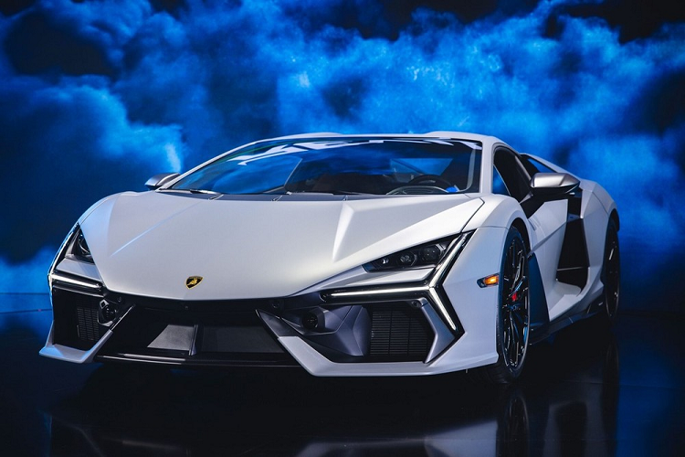Lamborghini Revuelto dùng máy xăng V12 nhẹ hơn 17 kg nhưng lại tạo ra công suất tối đa lớn hơn, đạt 825 mã lực tại tua máy 9.250 vòng/phút. Kết hợp với mô-tơ điện, động cơ của siêu xe này tạo ra công suất tổng cộng 1.015 mã lực. Đây là siêu xe thương mại đầu tiên của hãng Lamborghini có công suất tối đa vượt ngưỡng 1.000 mã lực.