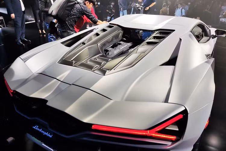 Lamborghini cuối cùng đã thành công trong việc thuyết phục tập đoàn Volkswagen nhờ sự ủng hộ áp đảo của các khách hàng và giải pháp dùng hệ truyền động hybrid để cắt giảm khí thải. Là siêu xe thương mại đầu tiên của Lamborghini được trang bị hệ truyền động plug-in hybrid (PHEV).