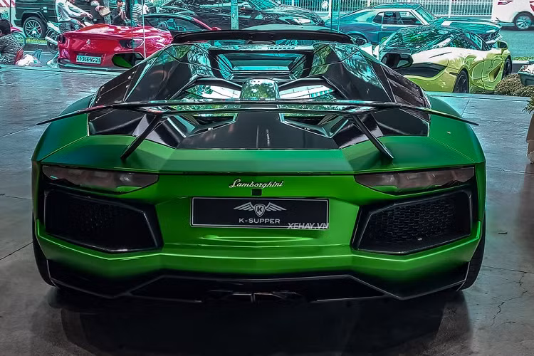 Ngoài ra, siêu bò còn được trang bị cộng nghệ ngắt bớt xy-lanh và hệ thống dừng động cơ stop/start, giúp giảm đáng kể lượng nhiên liệu tiêu thụ và mức khí thải. Thời gian tăng tốc từ 0 lên 100 km/h chỉ mất 2,9 giây, tốc độ tối đa 349 km/h.