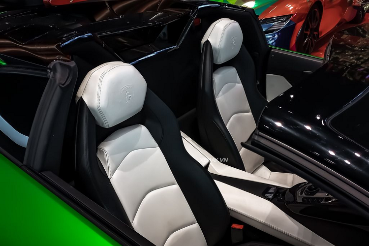 Điểm khác biệt lớn nhất giữa bản Roadster và bản Coupe là bản Roadster sở hữu mui xe bằng carbon, nặng khoảng 5,9 kg và có thể được tháo lắp bằng tay, cất gọn ở phần cốp phía trước. Phần đầu xe có thiết kế hầm hố, trong đó chi tiết nổi bật nhất là cụm đèn pha góc cạnh, có đồ họa hình xương cá và sử dụng công nghệ LED tiên tiến.