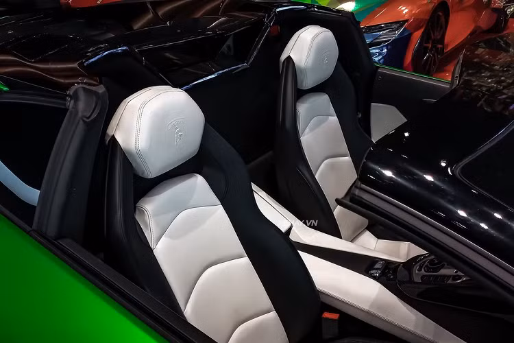 Điểm khác biệt lớn nhất giữa bản Roadster và bản Coupe là bản Roadster sở hữu mui xe bằng carbon, nặng khoảng 5,9 kg và có thể được tháo lắp bằng tay, cất gọn ở phần cốp phía trước. Phần đầu xe có thiết kế hầm hố, trong đó chi tiết nổi bật nhất là cụm đèn pha góc cạnh, có đồ họa hình xương cá và sử dụng công nghệ LED tiên tiến.