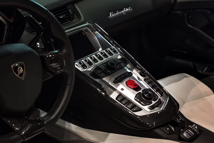 Các chi tiết bằng carbon của Novitec còn xuất hiện bên trong ca-bin như ốp chấu vô-lăng, lẫy chuyển số, ốp bảng đồng hồ, ốp bảng điều khiển trung tâm và tay nắm cửa. Các chi tiết này có giá từ 1.700 USD (khoảng 40 triệu đồng) đến 3.500 USD (khoảng 82 triệu đồng).