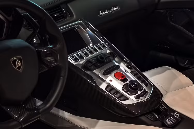 Các chi tiết bằng carbon của Novitec còn xuất hiện bên trong ca-bin như ốp chấu vô-lăng, lẫy chuyển số, ốp bảng đồng hồ, ốp bảng điều khiển trung tâm và tay nắm cửa. Các chi tiết này có giá từ 1.700 USD (khoảng 40 triệu đồng) đến 3.500 USD (khoảng 82 triệu đồng).